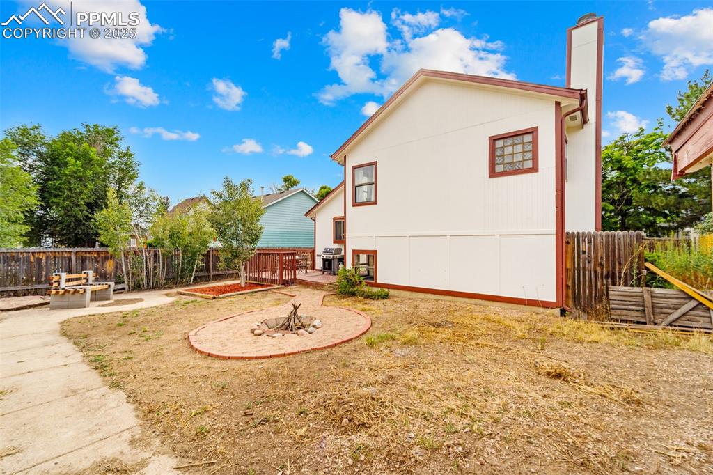 Image 30 of 33: Yard