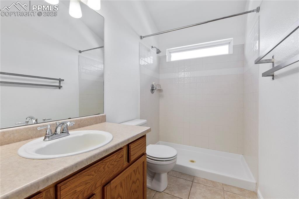 Image 23 of 34: Bathroom