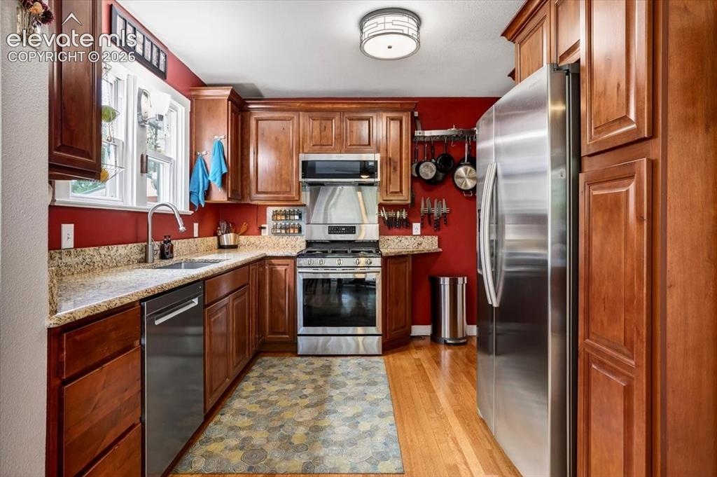 Image 16 of 50: Kitchen