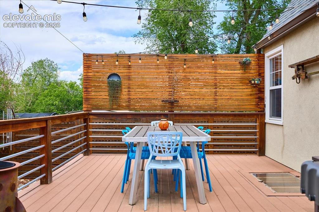 Image 40 of 50: Deck