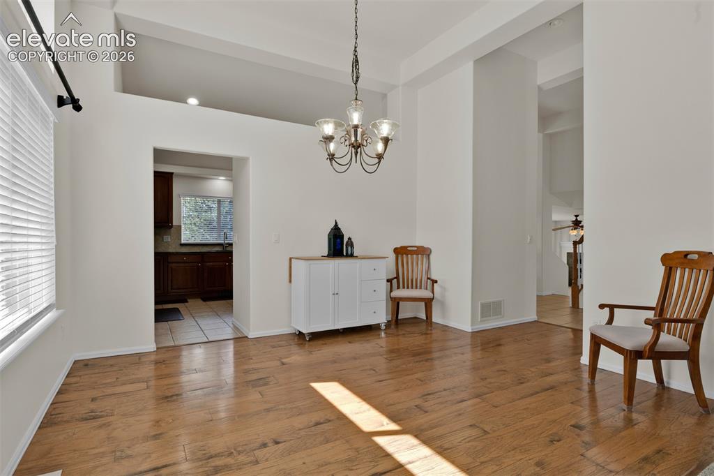 Image 14 of 50: Dining Room