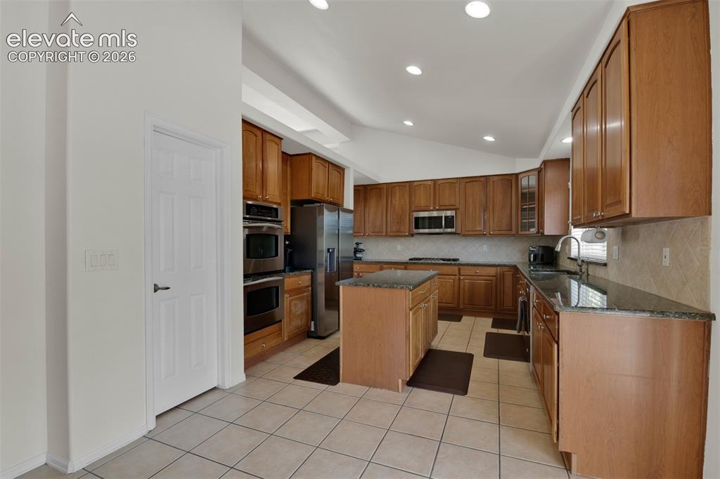 Image 15 of 50: Kitchen