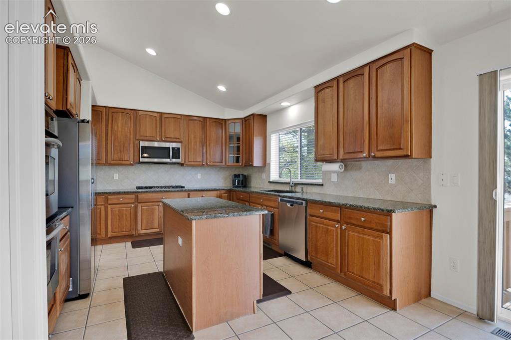 Image 16 of 50: Kitchen