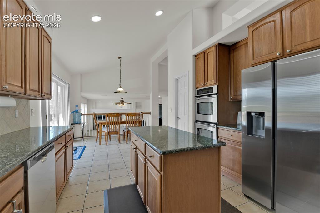 Image 17 of 50: Kitchen