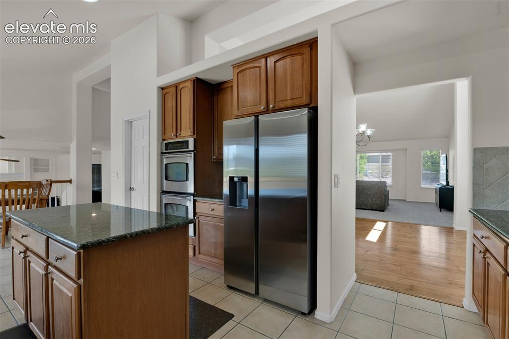 Image 18 of 50: Kitchen