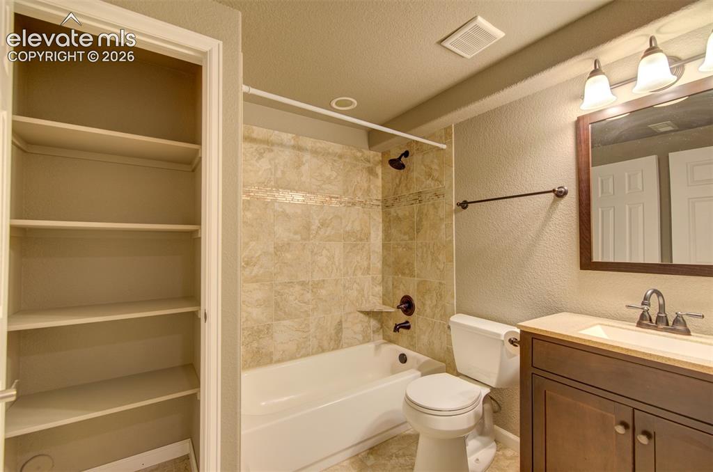 Image 46 of 50: Bathroom