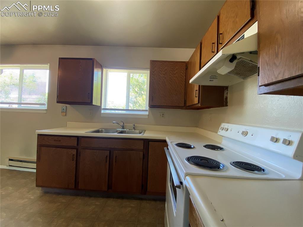Image 10 of 15: Kitchen