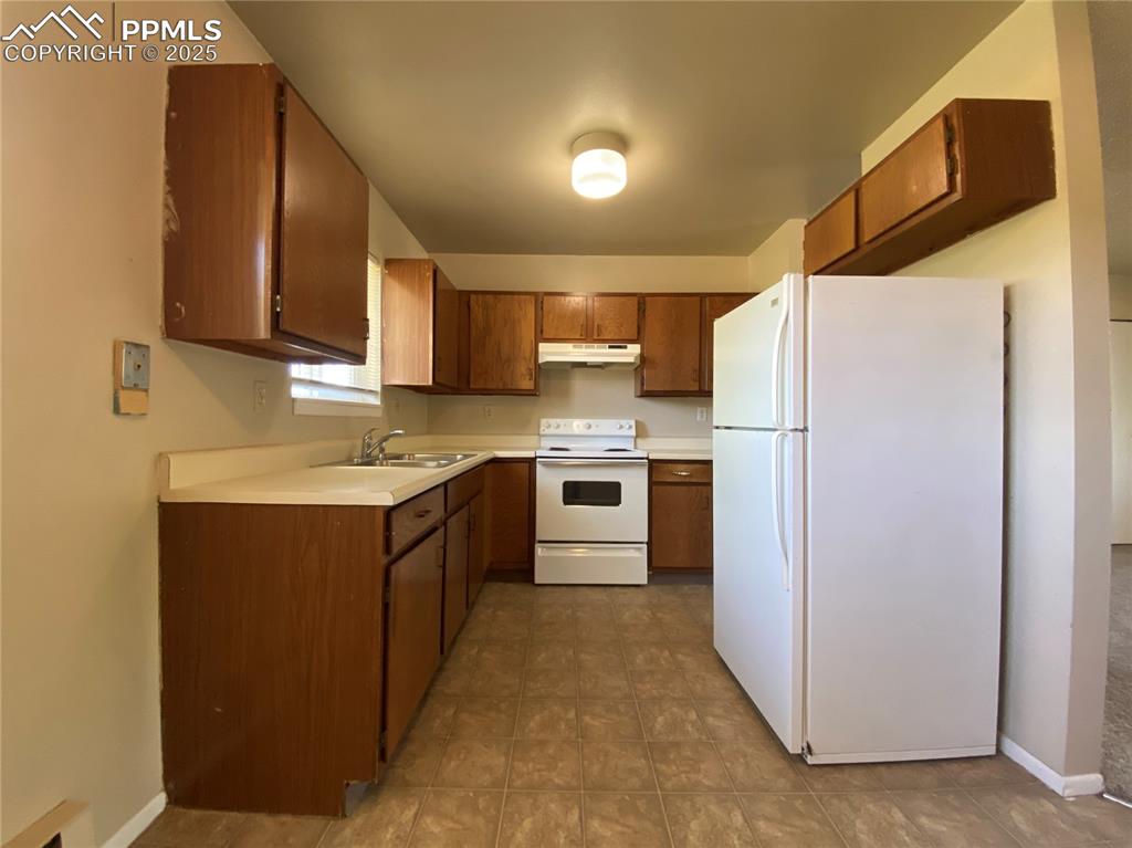 Image 11 of 15: Kitchen