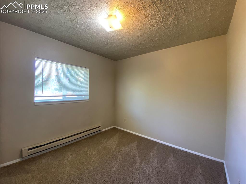 Image 13 of 15: Bedroom