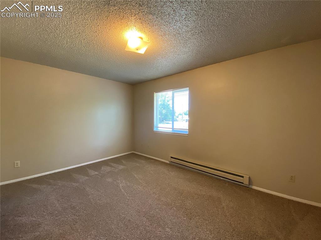 Image 14 of 15: Bedroom