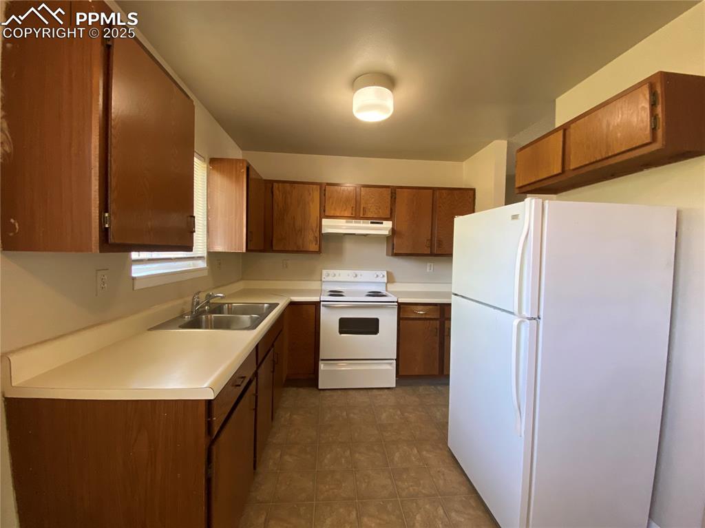 Image 9 of 15: Kitchen