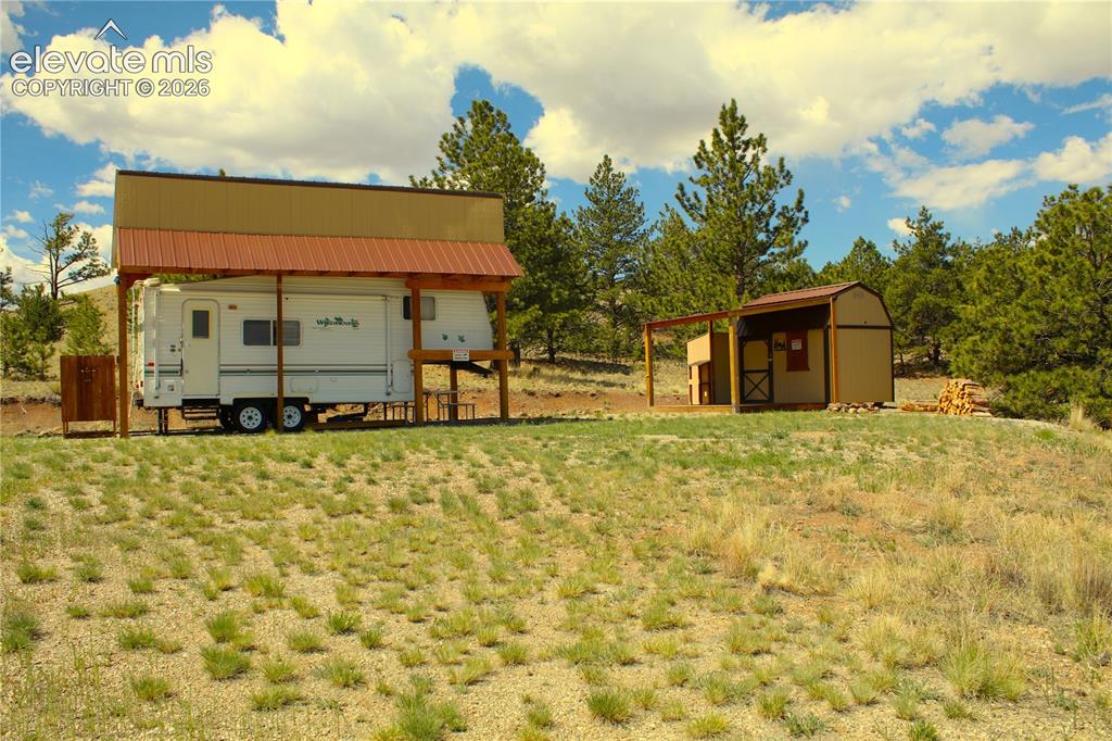 Image 4 of 13: Camper