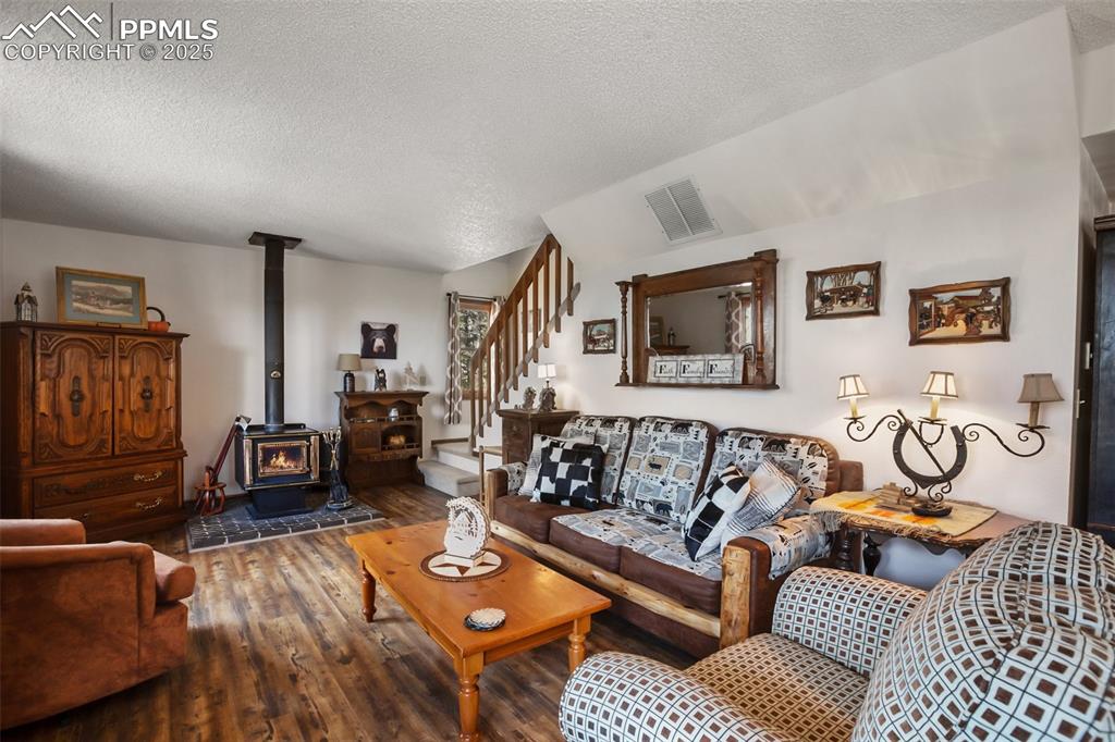 Image 9 of 49: Spacious living room