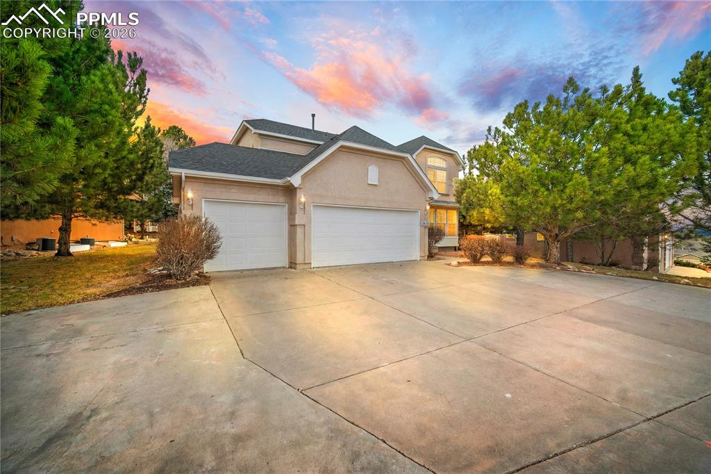 Caption: 3 car garage and plenty of off street parking. 
