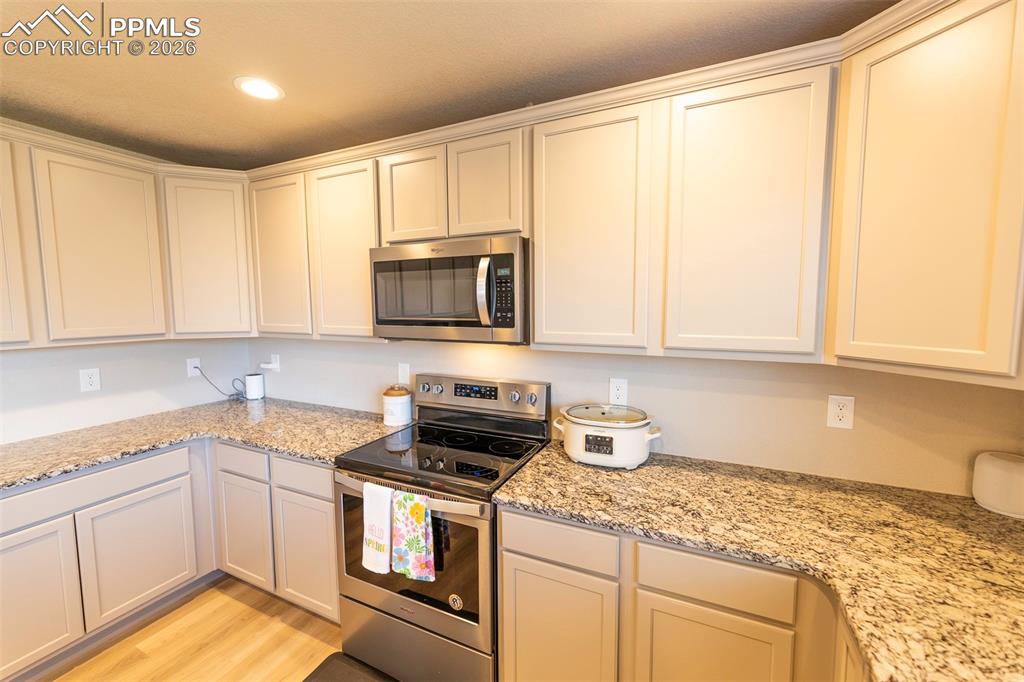 Image 13 of 48: Kitchen