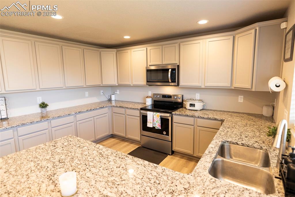 Image 15 of 48: Kitchen