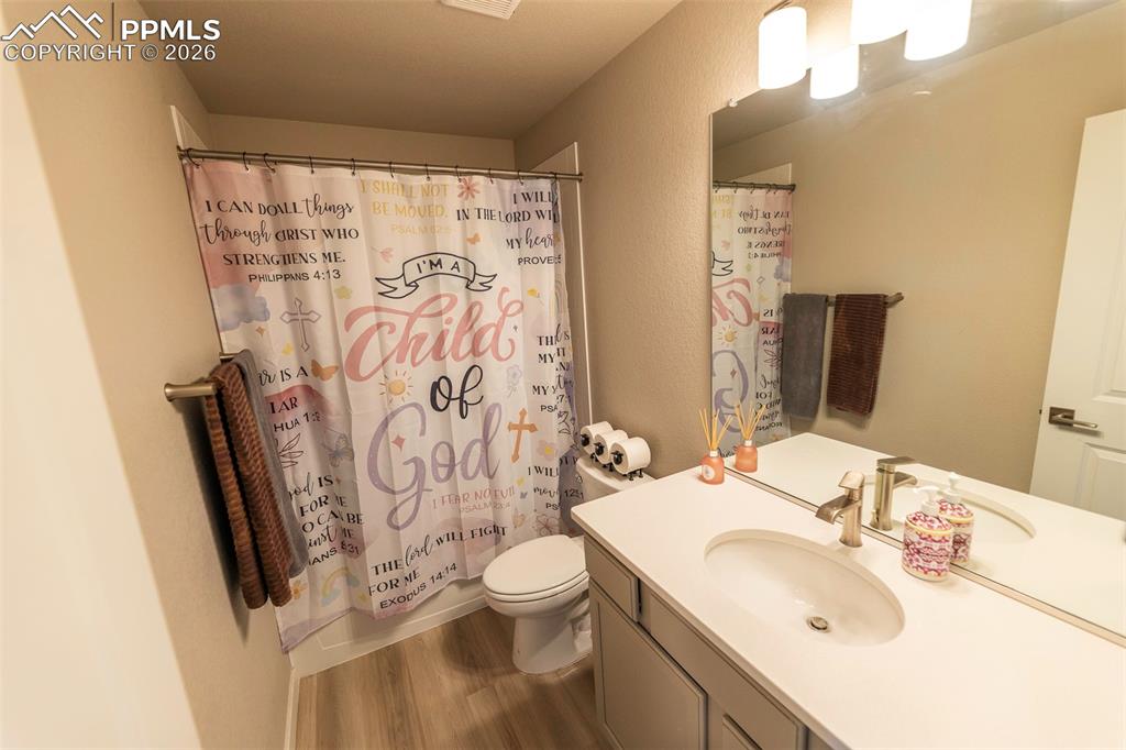 Image 36 of 48: Bathroom