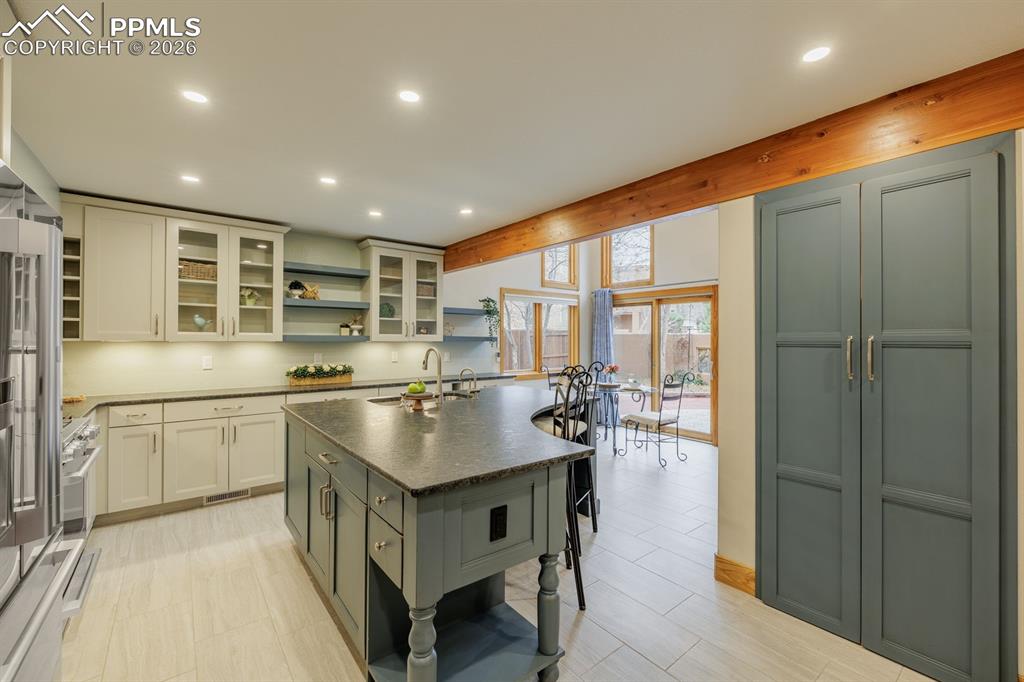 Image 10 of 42: Kitchen