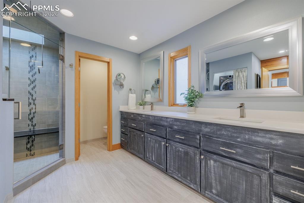 Image 15 of 42: Bathroom