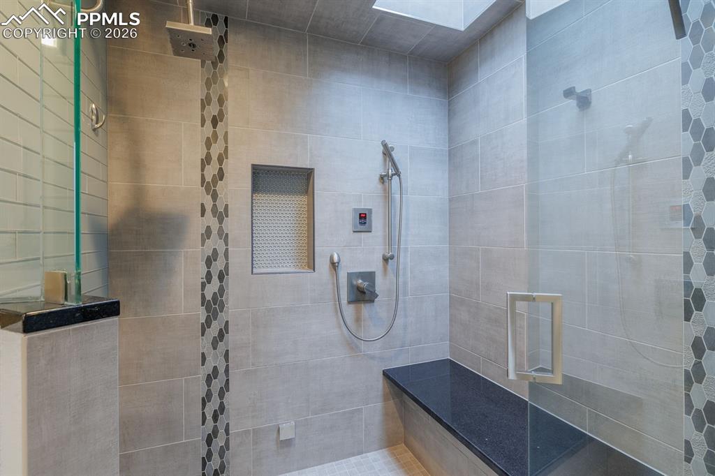 Image 16 of 42: Bathroom