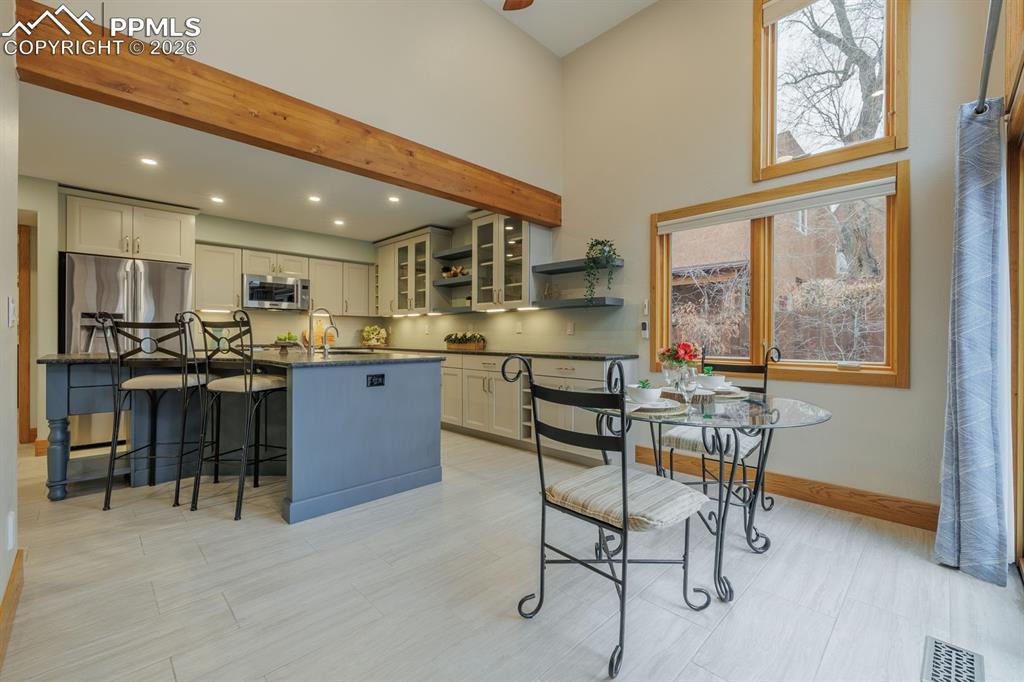 Image 7 of 42: Kitchen