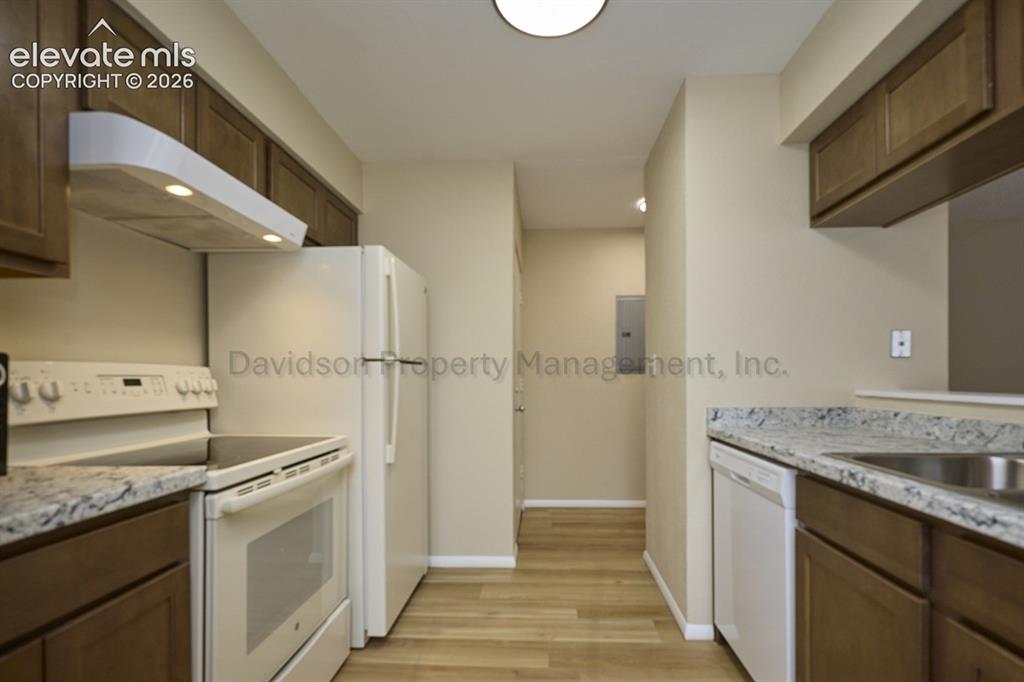 Image 5 of 12: Kitchen