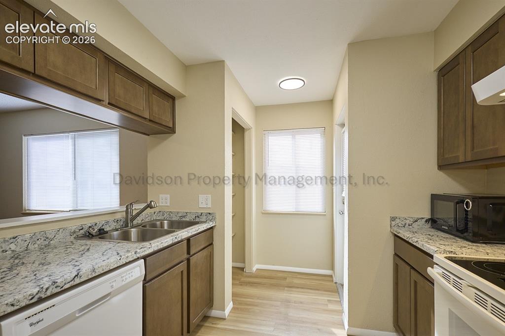Image 6 of 12: Kitchen
