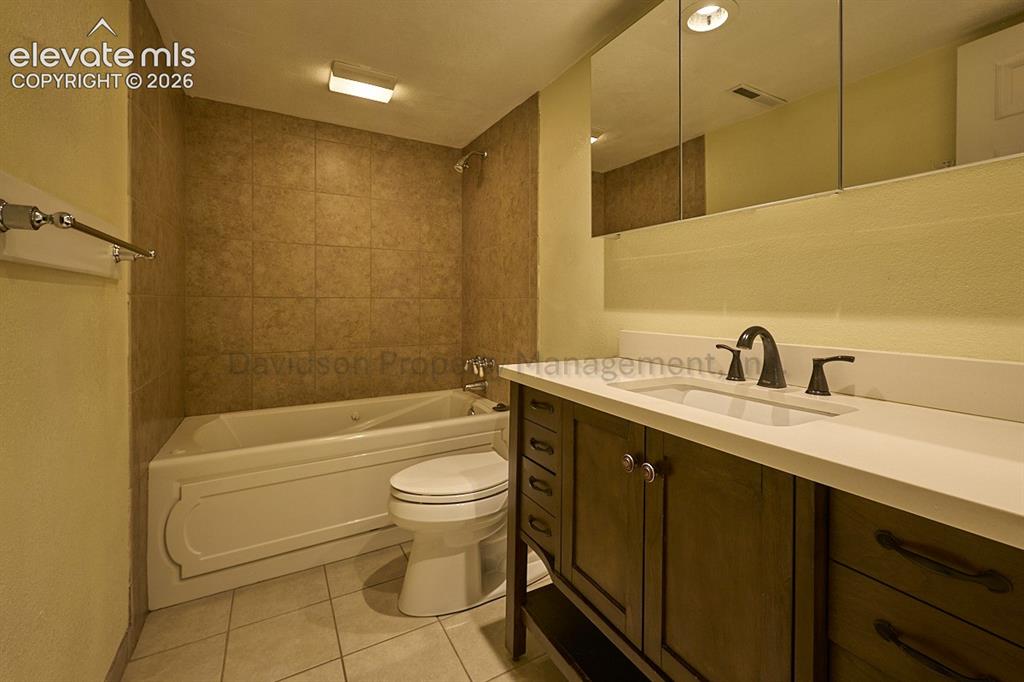 Image 9 of 12: Bathroom
