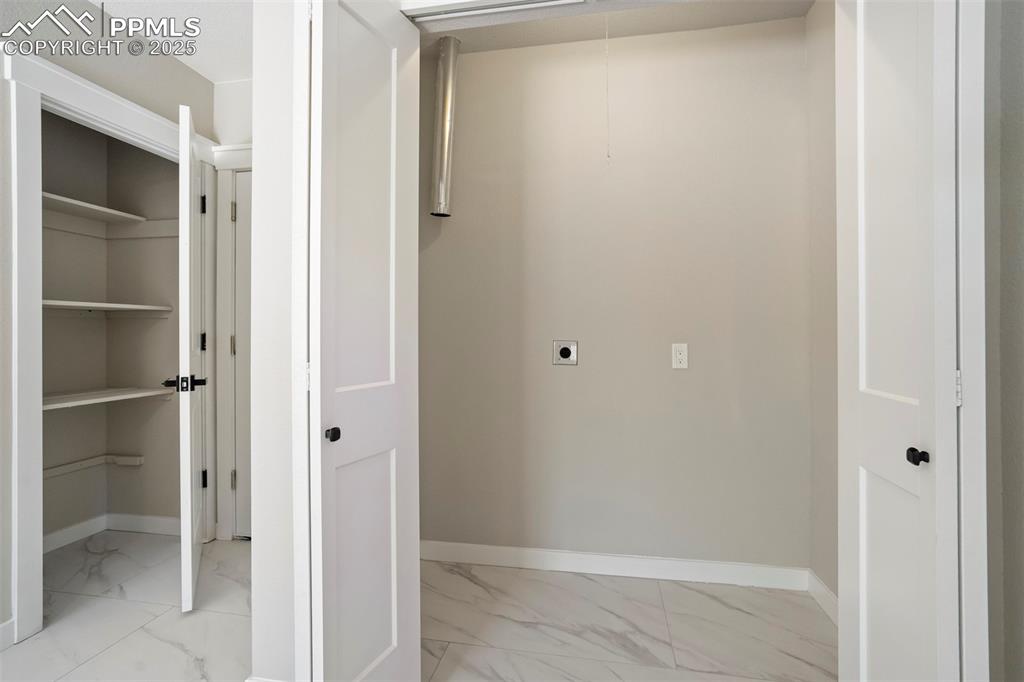 Image 19 of 50: Closet