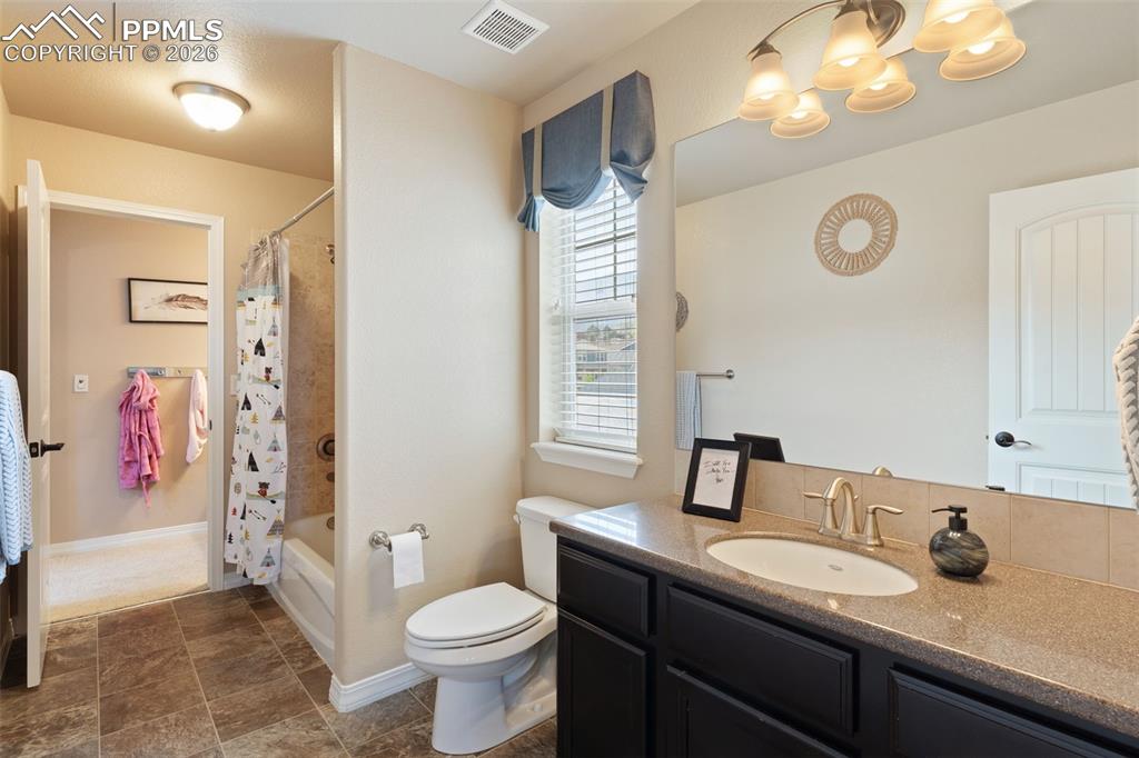 Image 27 of 45: Upper level full bathroom adjoins one bedroom and the hallway