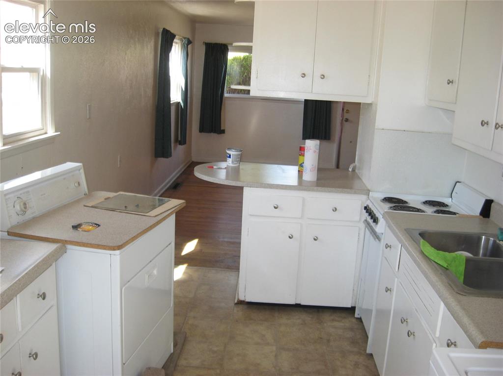 Image 10 of 10: Kitchen