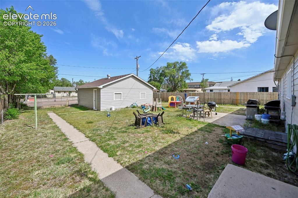 Image 3 of 10: Yard