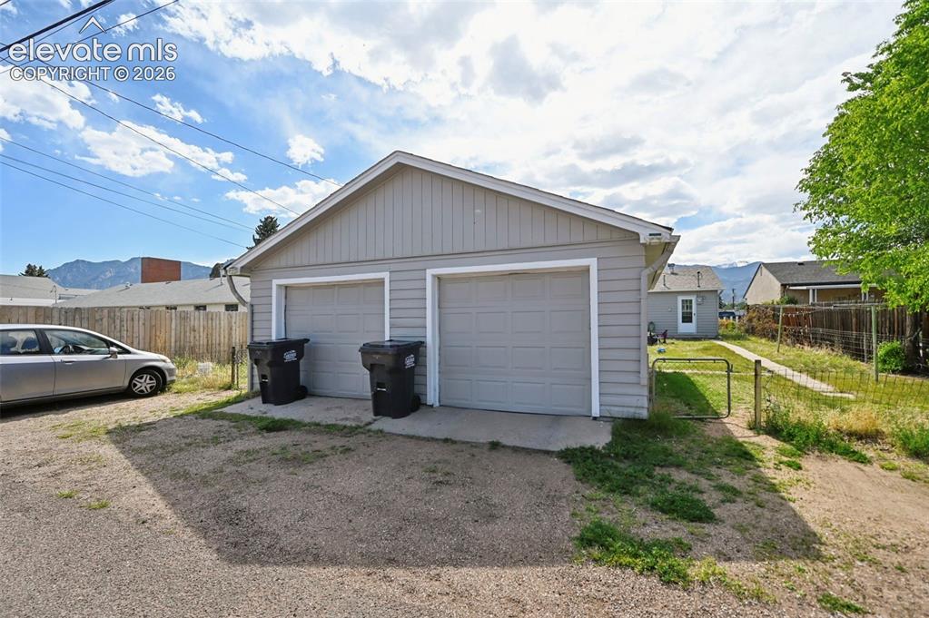 Image 6 of 10: Garage