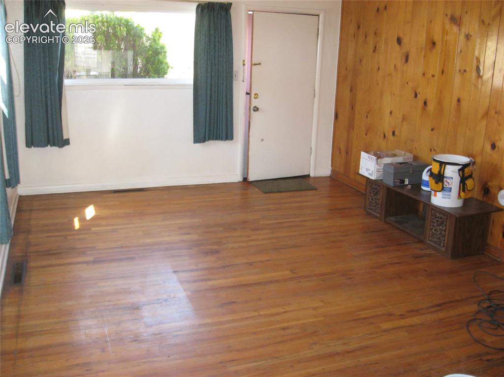 Image 8 of 10: Entry