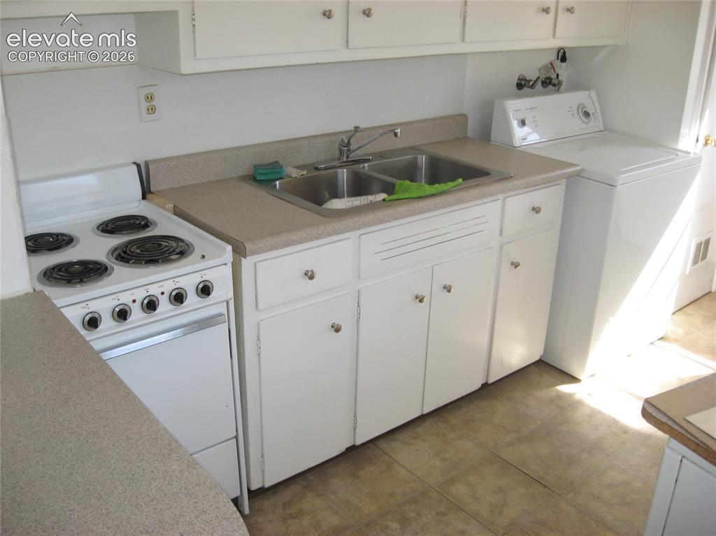 Image 9 of 10: Kitchen