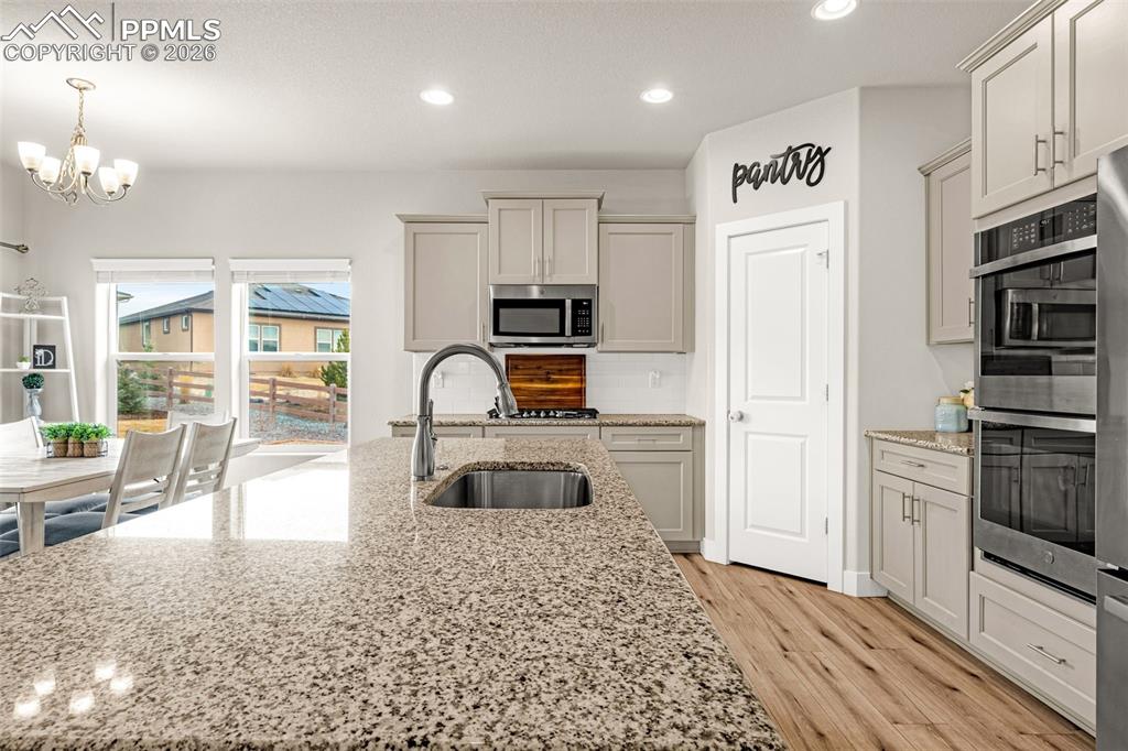 Image 15 of 41: Kitchen