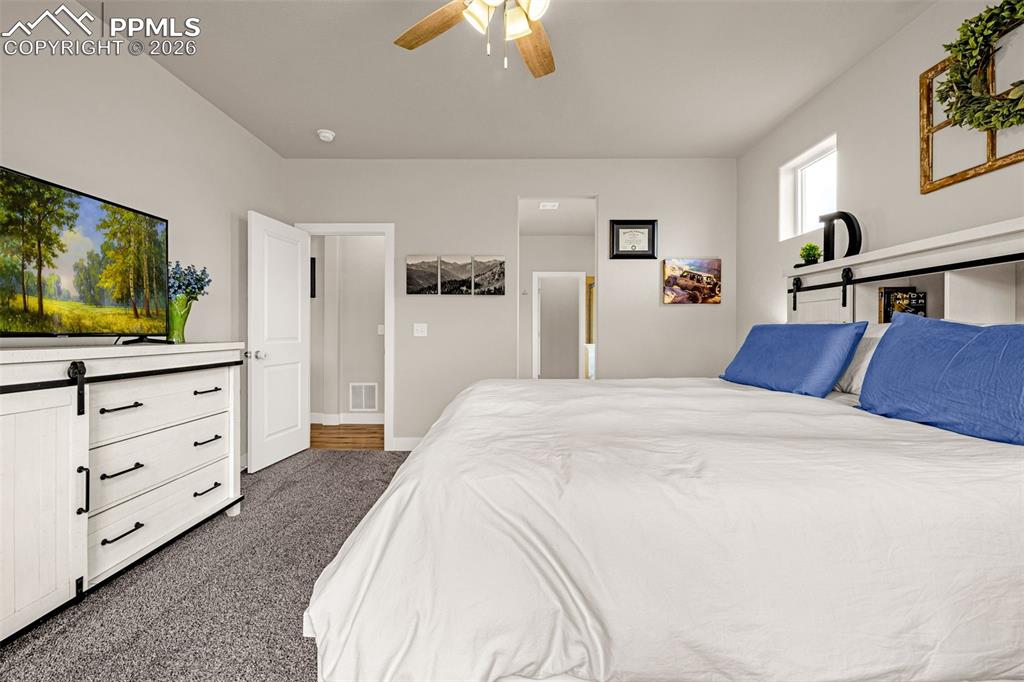 Image 18 of 41: Bedroom