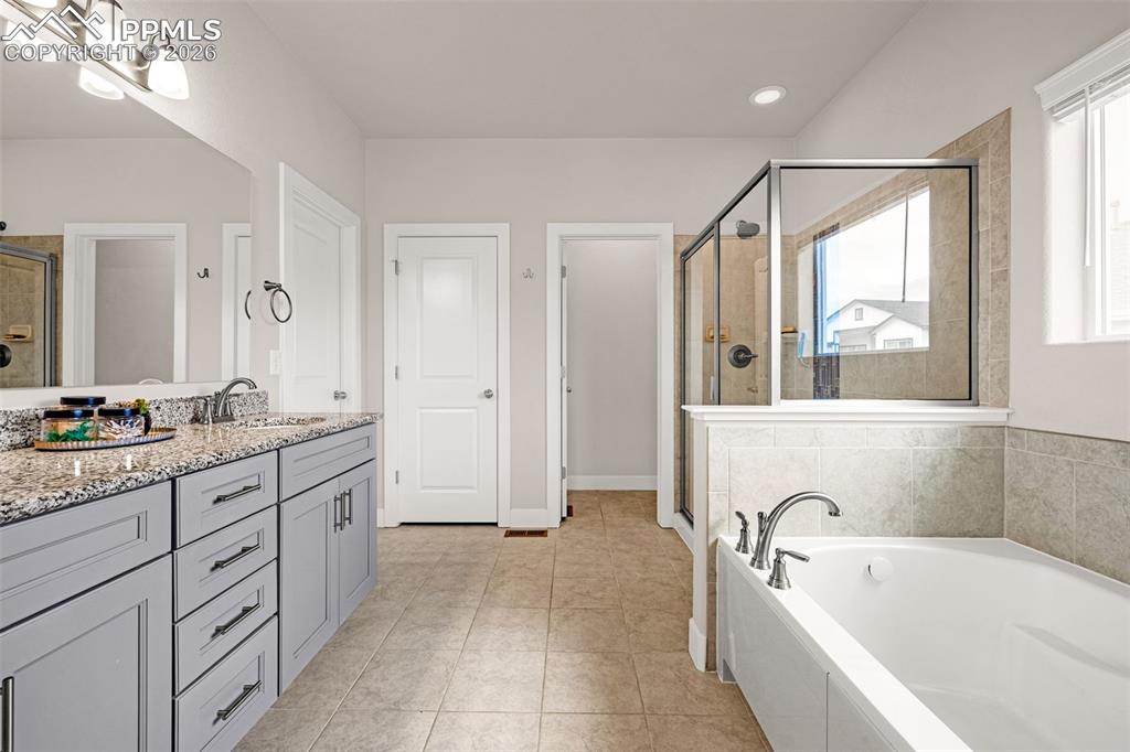 Image 19 of 41: Bathroom