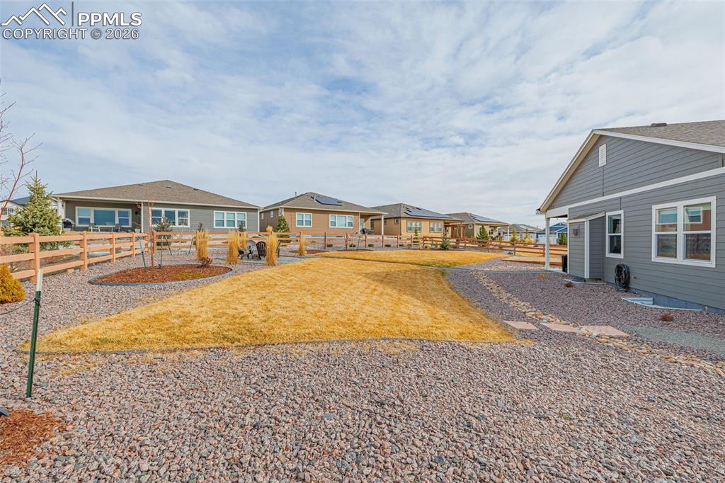 Image 34 of 41: Yard