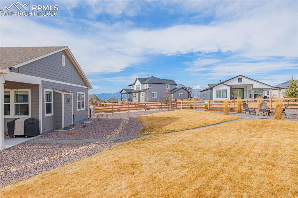 Image 37 of 41: Yard