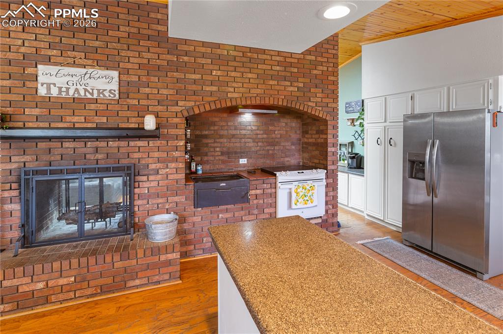 Image 11 of 42: Kitchen