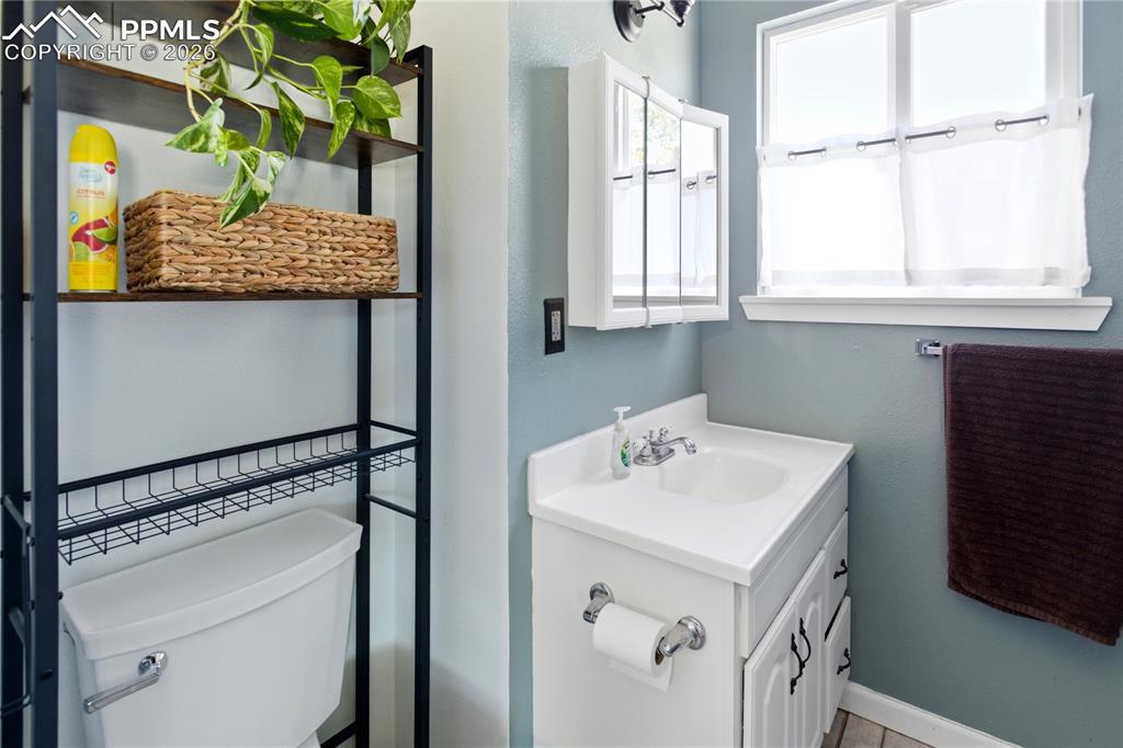 Image 15 of 42: Main Level Master Bed