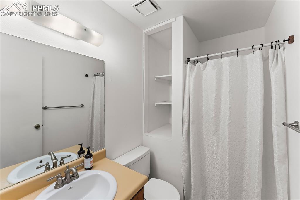 Image 16 of 20: Bathroom