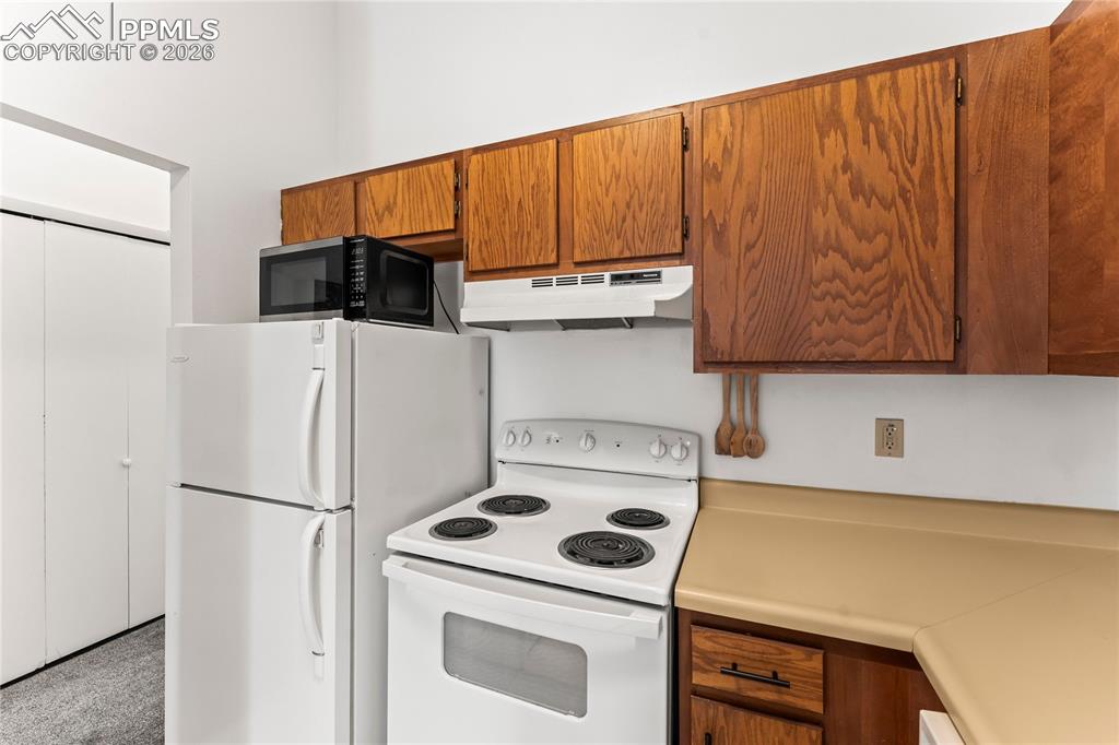 Image 9 of 20: Kitchen