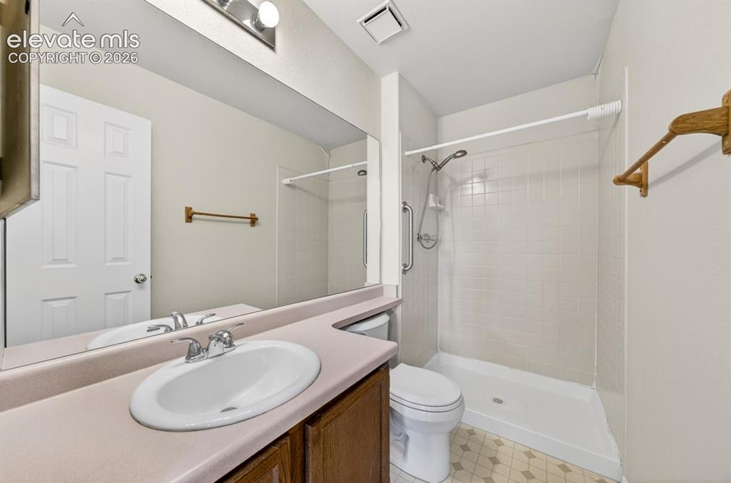 Image 22 of 37: Bathroom