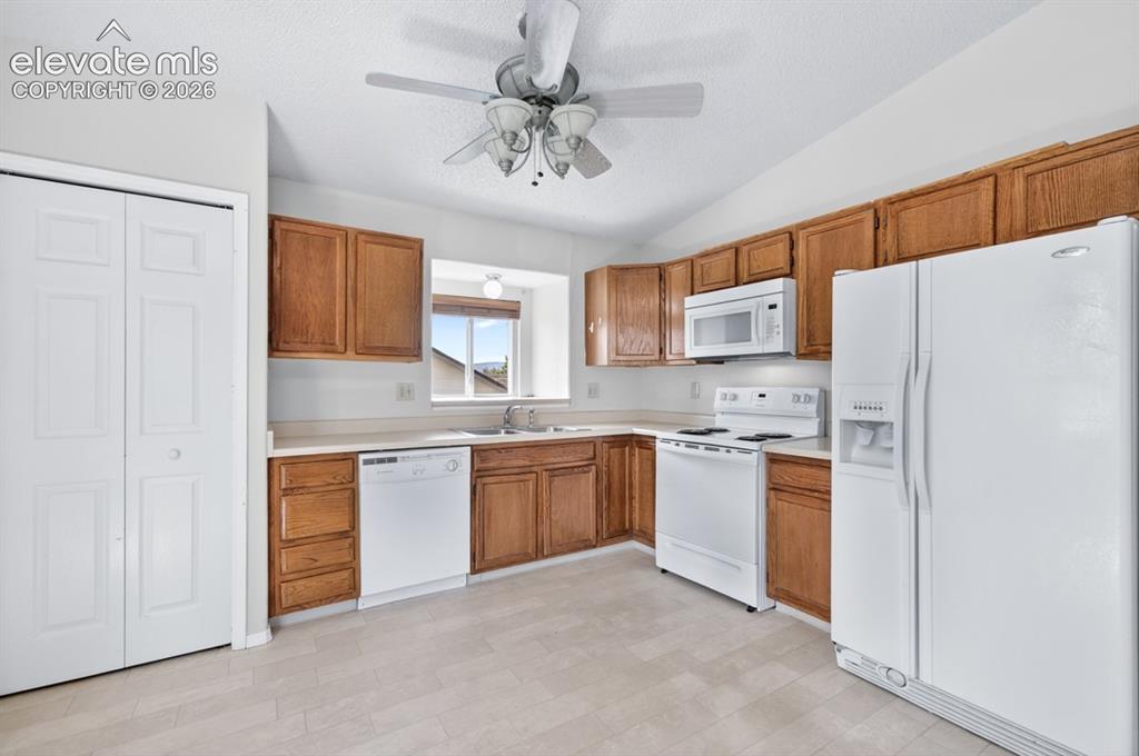 Image 9 of 37: Kitchen