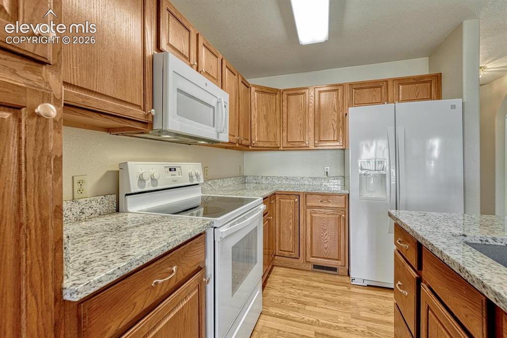 Image 16 of 49: Kitchen