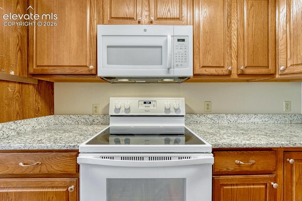 Image 17 of 49: Kitchen