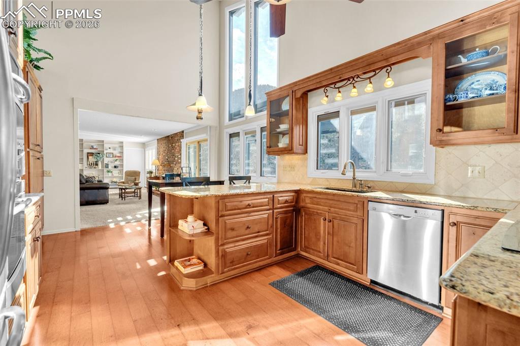 Image 15 of 49: Kitchen