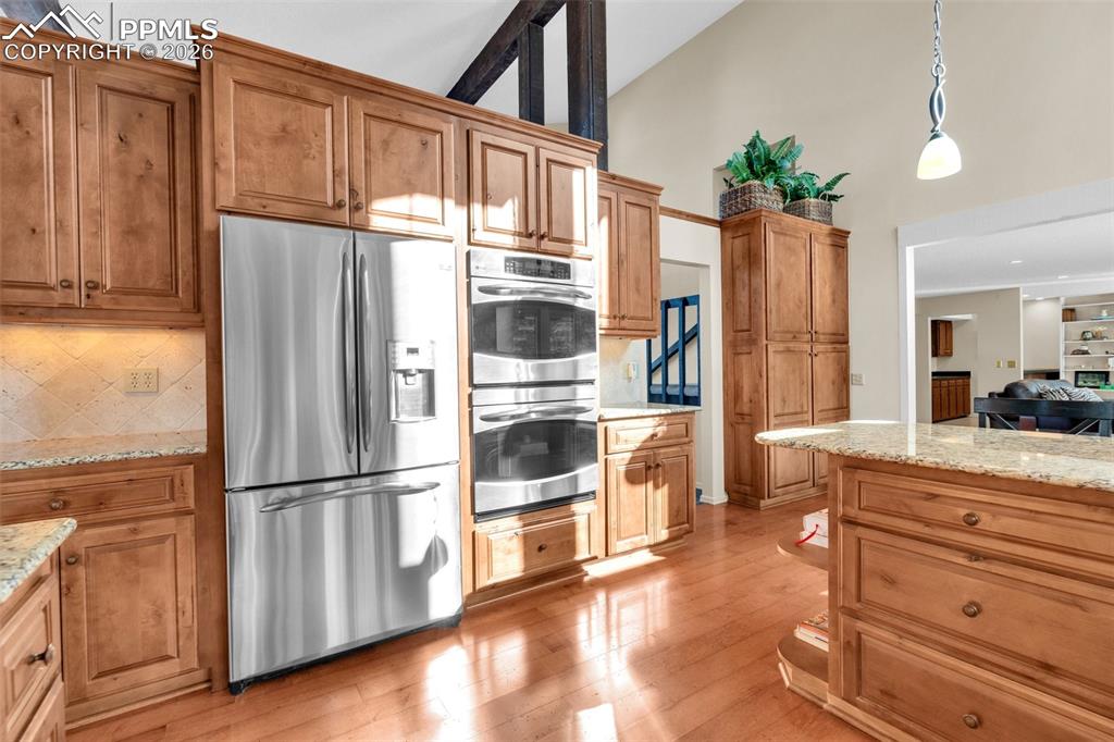 Image 16 of 49: Kitchen